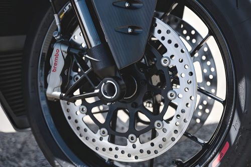 Norton Manx R Signature 2026 – Detailansicht Brembo-Hypure-Bremszange an 320-mm-Bremsscheibe mit Rotobox-Carbon-Vorderrad