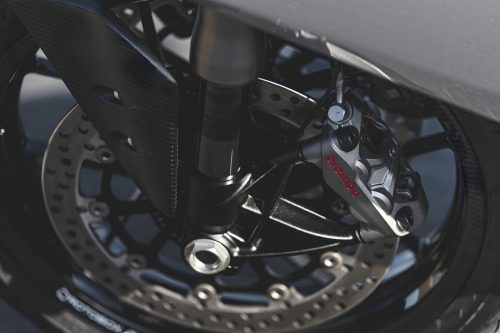Norton Manx R Signature 2026 – Detailansicht Brembo-Hypure-Bremszange mit rotem Brembo-Schriftzug und Marzocchi-Gabelholm