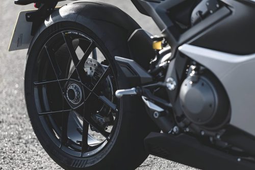 Norton Manx R Signature 2026 – Detailansicht Hinterrad mit Rotobox Bullet Pro Carbonfelge, Bremssattel und Federbein