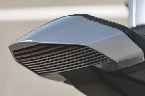 Norton Manx R Signature 2026 – Detailansicht Einsitzer-Heck in Silber mit Lamellengitter und LED-Rücklicht