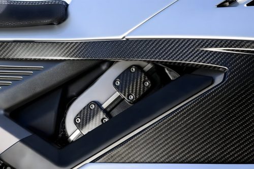 Norton Manx R Signature 2026 – Detailansicht Carbon-Lufteinlass mit sichtbarem Kohlefasergewebe in der Seitenverkleidung