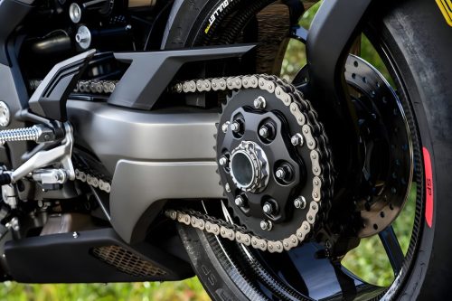Norton Manx R Signature 2026 – Detailansicht Hinterrad mit Kettenrad, Kette und Einarmschwinge mit Rotobox-Carbonfelge