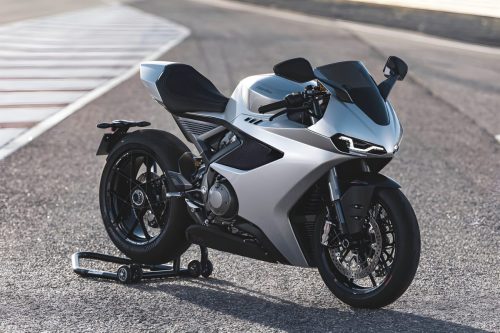 Norton Manx R Signature 2026 – Dreiviertelansicht von vorn rechts in Silber auf dem Circuito Monteblanco auf Montageständer