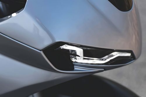 Norton Manx R Signature 2026 – Detailansicht LED-Scheinwerfer mit L-förmigem Tagfahrlicht in silberner Verkleidung