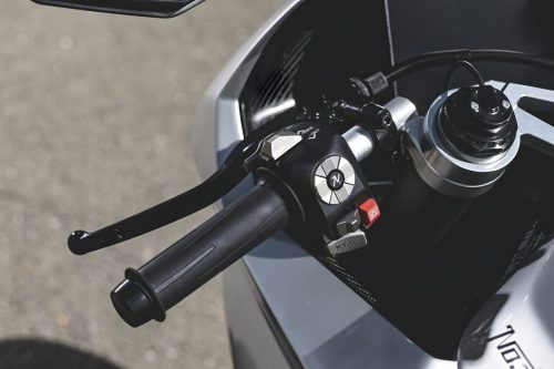 Norton Manx R Signature 2026 – Detailansicht linke Lenkerschaltereinheit aus Aluminium mit Norton-Logo und Kupplungshebel