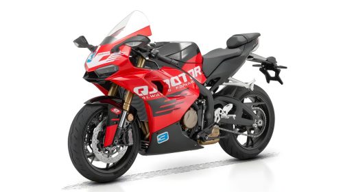 QJMotor SRK 800 RC 2026 – 3/4-Frontansicht im Studio vor weißem Hintergrund, rote Vollverkleidung mit schwarzen Akzenten, goldene Marzocchi-USD-Gabel, Brembo-Bremsanlage und Pirelli-Bereifung