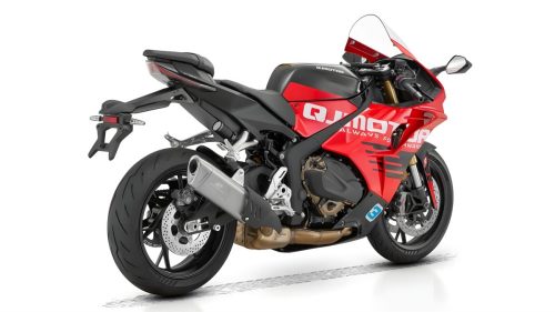 QJMotor SRK 800 RC 2026 – 3/4-Heckansicht im Studio vor weißem Hintergrund, Auspuffanlage, Aluminium-Schwinge mit Kettenantrieb und Brembo-Hinterradbremse sichtbar