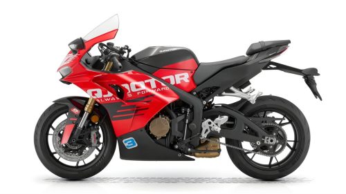 QJMotor SRK 800 RC 2026 – linke Seitenansicht im Studio vor weißem Hintergrund, komplettes Supersport-Profil in Rot-Schwarz-Weiß mit QJMotor-Schriftzug