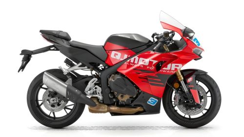 QJMotor SRK 800 RC 2026 – rechte Seitenansicht im Studio vor weißem Hintergrund, Auspuffseite mit silbernem Endschalldämpfer, komplettes Profil des 125-PS-Vierzylinder-Supersportlers