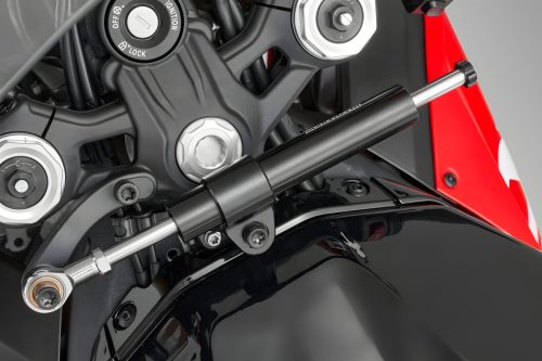 QJMotor SRK 800 RC 2026 – Detailaufnahme Lenkungsdämpfer und obere Gabelbrücke mit Zündschloss, schwarzer Lenkungsdämpfer am Aluminium-Rahmen montiert