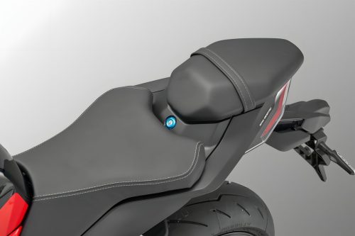 QJMotor SRK 800 RC 2026 – Detailaufnahme Sitzbank mit geteiltem Fahrer- und Soziussitz, LED-Rücklicht, SRK-800-RC-Schriftzug und blau eloxierter Sitzbank-Schraube, Pirelli Diablo Rosso IV am Hinterrad