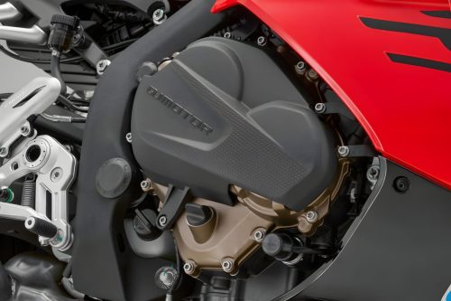 QJMotor SRK 800 RC 2026 – Detailaufnahme 778-ccm-Reihenvierzylinder-Motor mit QJMotor-Schriftzug auf schwarzem Motordeckel und bronzefarbenen Gehäusedeckeln