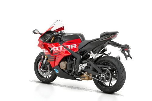 QJMotor SRK 800 RC 2026 – 3/4-Heckansicht von links im Studio vor weißem Hintergrund, Aluminium-Schwinge mit Kettenantrieb, Endschalldämpfer und Pirelli-Bereifung