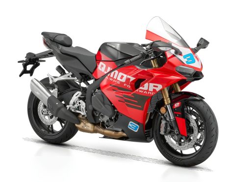 QJMotor SRK 800 RC 2026 – 3/4-Frontansicht von rechts im Studio vor weißem Hintergrund, leicht erhöhte Perspektive, rote Vollverkleidung mit Marzocchi-USD-Gabel und Brembo-Bremsanlage