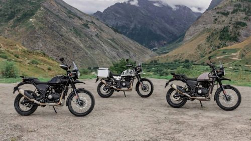 Royal Enfield Himalayan 440 2026 – Drei Farbvarianten (Schwarz, Weiß, Braun) nebeneinander im Himalaya-Tal