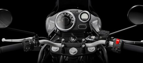 Royal Enfield Himalayan 440 2026 – Cockpit mit Analog-Digital-Tacho und Tripper-Navigationspod vor schwarzem Hintergrund