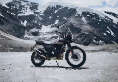 Royal Enfield Himalayan 440 2026 – Herstellergalerie: Zwei Farbvarianten nebeneinander vor verschneiter Bergkulisse