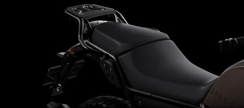 Royal Enfield Himalayan 440 2026 – Detail des Gepäckträgers am Heck mit Rücklicht vor schwarzem Hintergrund