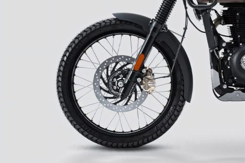 Royal Enfield Himalayan 440 2026 – Detail des 21-Zoll-Speichen-Vorderrads mit Scheibenbremse vor grauem Studiohintergrund