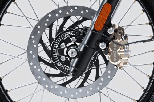 Royal Enfield Himalayan 440 2026 – Nahaufnahme der Bybre-Bremsanlage am Vorderrad mit sichtbarem Bybre-Schriftzug am Bremssattel