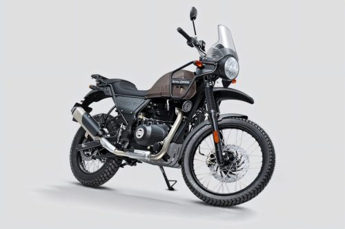 Royal Enfield Himalayan 440 2026 – Dreiviertelansicht von vorne rechts in Mustang Brown vor grauem Studiohintergrund