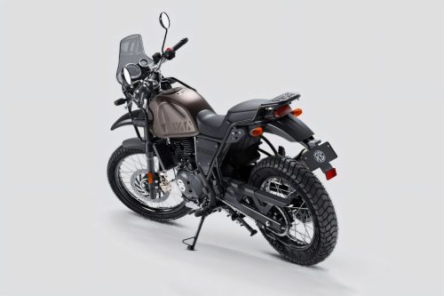 Royal Enfield Himalayan 440 2026 – Dreiviertelansicht von hinten links in Mustang Brown vor grauem Studiohintergrund