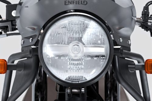 Royal Enfield Himalayan 440 2026 – Nahaufnahme des runden LED-Scheinwerfers mit Enfield-Schriftzug auf der Verkleidung