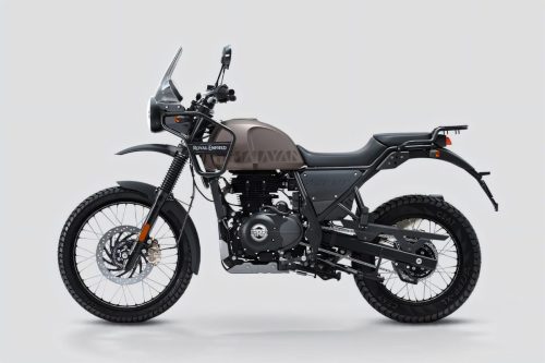 Royal Enfield Himalayan 440 2026 – Seitenansicht von links in Mustang Brown vor grauem Studiohintergrund