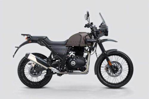 Royal Enfield Himalayan 440 2026 – Seitenansicht von rechts in Mustang Brown vor grauem Studiohintergrund
