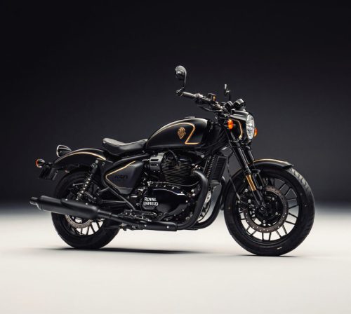Royal Enfield Shotgun 650 x Rough Crafts – Serienmodell in Schwarz mit goldenen Zierstreifen, Studio-Seitenansicht