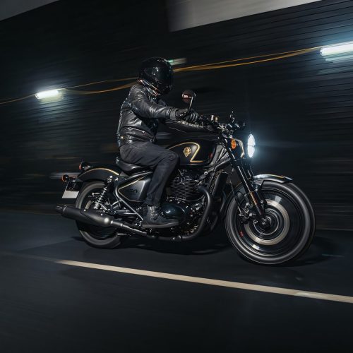 Royal Enfield Shotgun 650 x Rough Crafts – Fahraufnahme bei Nacht mit Bewegungsunschaerfe, Seitenansicht