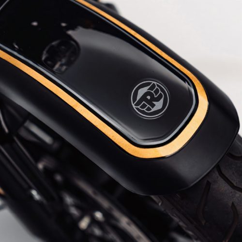 Royal Enfield Shotgun 650 x Rough Crafts – Detailansicht des hinteren Kotfluegels mit Goldzierstreifen und Rough-Crafts-Rundlogo