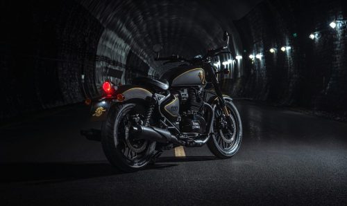 Royal Enfield Shotgun 650 x Rough Crafts – Heckansicht im Tunnel mit leuchtendem rotem Ruecklicht