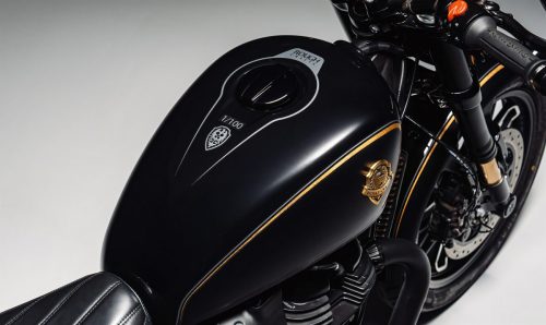 Royal Enfield Shotgun 650 x Rough Crafts – Detailansicht Tankdeckel mit Nummerierung 1/100 und Rough-Crafts-Schriftzug, goldene Gabelholme im Hintergrund