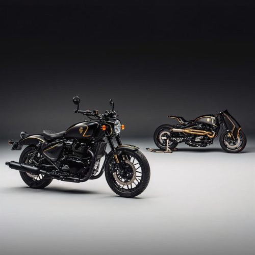 Royal Enfield Shotgun 650 x Rough Crafts (vorne) neben dem Rough-Crafts-Umbau Caliber Royale (Hintergrund, Inspirationsmodell, kein Seriengeraet) im beleuchteten Tunnel