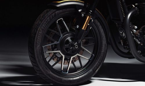 Royal Enfield Shotgun 650 x Rough Crafts – Detailansicht Vorderrad mit goldenen Gabelholmen und Bremsscheibe
