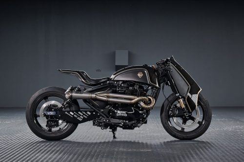 Rough Crafts Caliber Royale – das Individual-Umbauprojekt von Winston Yeh, das die Shotgun 650 x Rough Crafts inspirierte (Hintergrundmaterial, NICHT das Seriemodell), Studioaufnahme auf Montagestaender