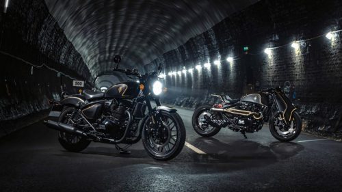 Royal Enfield Shotgun 650 x Rough Crafts (links) und der Rough-Crafts-Umbau Caliber Royale (rechts, Inspirationsmodell, kein Seriengeraet) nebeneinander in einem beleuchteten Tunnel