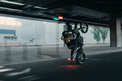 Stark VARG SM Sköll 2026 – Wheelie unter einer Tiefgaragenrampe, Fahrer in schwarzer Montur, rote Rücklichter leuchten in der Dunkelheit