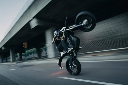Stark VARG SM Sköll 2026 – Wheelie aus der Untersicht unter einer Autobahnbrücke, Bewegungsunschärfe der Fahrbahn