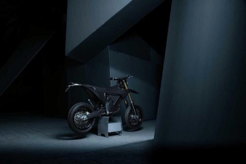 Stark VARG SM Sköll 2026 – Seitenansicht in dunklem, kantigem Studioraum mit Lichtakzent auf dem Motorrad