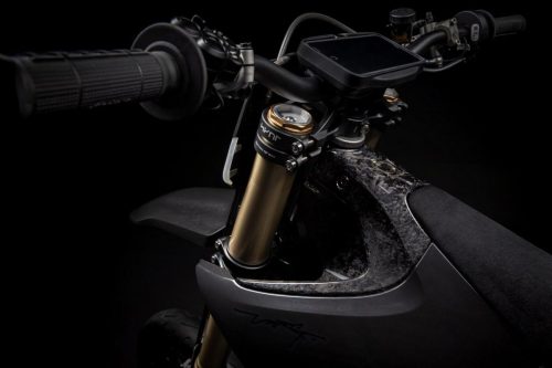 Stark VARG SM Sköll 2026 – Nahaufnahme von Sitzbank und Gabel im Dunkeln mit Lichtreflexion