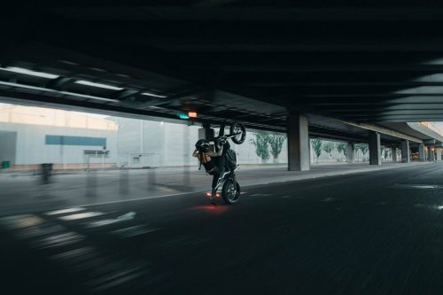 Stark VARG SM Sköll 2026 – Wheelie in einer nächtlichen Tiefgarage, Totale mit Fahrer in Bewegung
