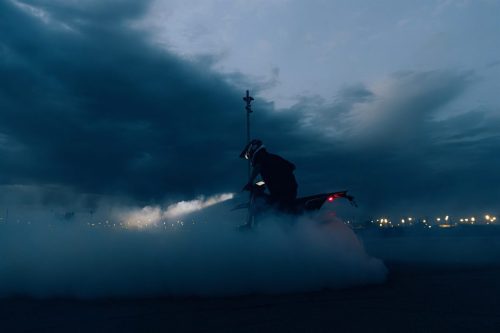 Stark VARG SM Sköll 2026 – Burnout bei Sonnenuntergang mit dramatischem Wolkenhimmel und Rauchentwicklung