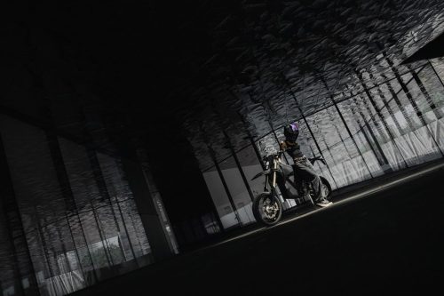 Stark VARG SM Sköll 2026 – Fahrer fährt bei Nacht durch eine dunkle, von Bäumen gesäumte Allee
