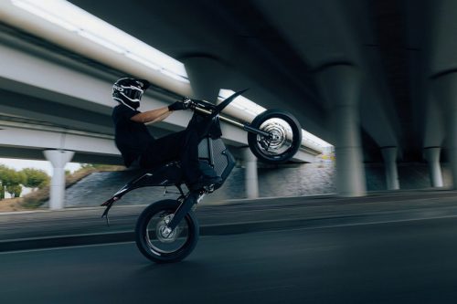 Stark VARG SM Sköll 2026 – Wheelie aus der Untersicht unter einer Brücke an einem Gewässer, Weitwinkelperspektive