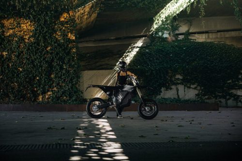 Stark VARG SM Sköll 2026 – Fahrer steht mit dem Motorrad an einer beleuchteten, begrünten Mauer bei Nacht