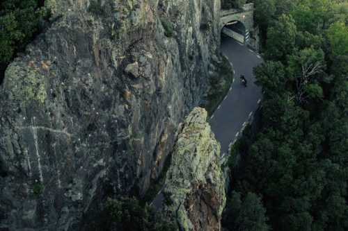 Stark VARG SM Sköll 2026 – Luftaufnahme einer kurvigen Bergstraße mit dem Fahrer in voller Fahrt