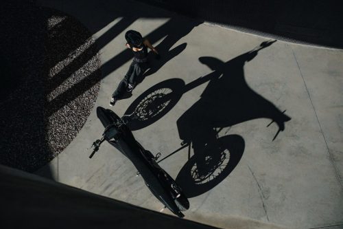 Stark VARG SM Sköll 2026 – Draufsicht auf Fahrer und Motorrad mit langem Schlagschatten auf gepflastertem Untergrund