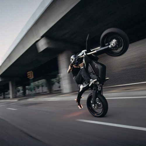 Stark VARG SM Sköll 2026 – Wheelie aus der Untersicht unter einer Brücke, starke Bewegungsunschärfe